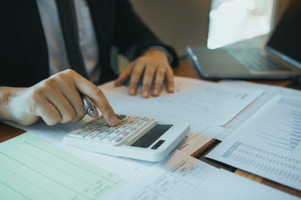 Businessmen are calculating the cost of the company's sales and analyzing the graph in the office.