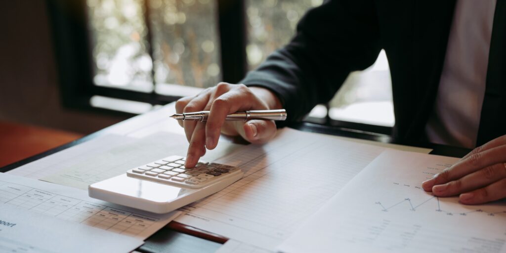 Businessmen are calculating the cost of the company's sales and analyzing the graph in the office.